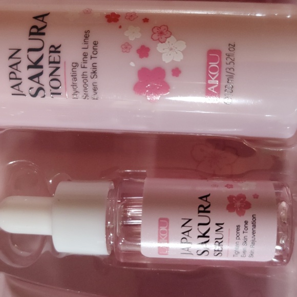 NIB Laikou Japan Sakura Skincare Set - Picture 6 of 9